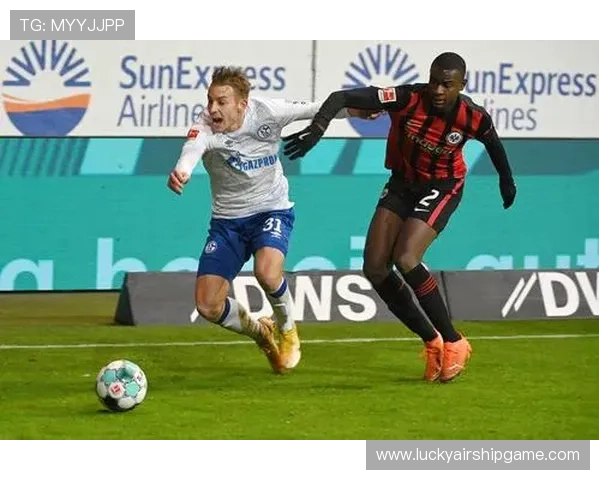 沙尔克04球员朴规现遭种族歧视事件引发各界关注与反思 沙尔克04球员朴规现遭种族歧视事件引发各界关注与反思