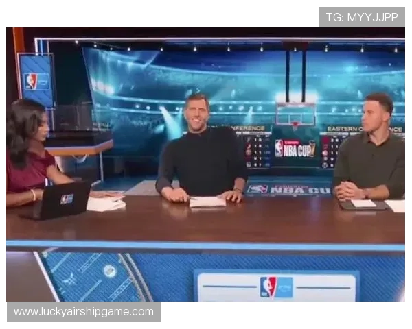 退役名宿现身解说席,现场指导年轻球员低位技巧 退役名宿现身解说席,现场指导年轻球员低位技巧