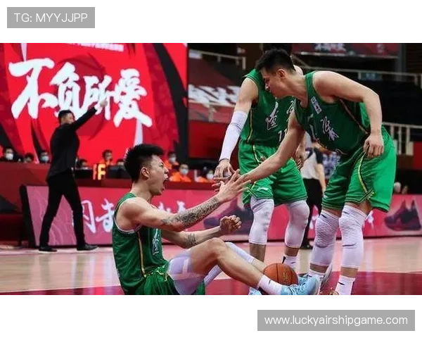 辽宁加时取胜，赵继伟与莫兰德击掌庆祝关键防守成功