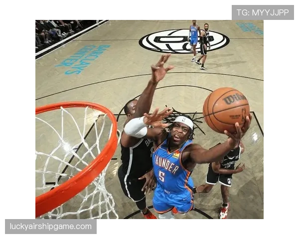 特写：山猫老将西尔维娅-福尔斯完成生涯第1000次封盖，主场观众起立致敬